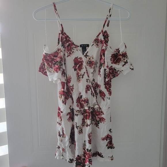 White Romper with Flowers and Cutout Shoulders M - Picture 1 of 2